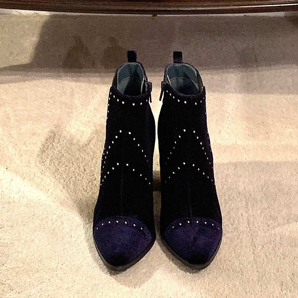 KENSIE - Navy Velvet Ankle Booties!